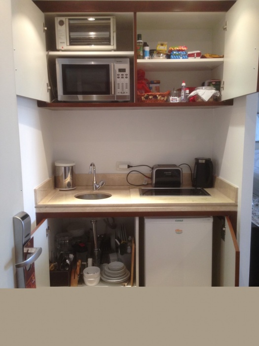 2021/05/16/10- Cozinha (forno eletrico, micro-ondas, freezer e geladeira na sala).JPG